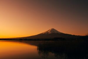 日帰り登山と弾丸登山の違いを示す夜明けの登山道