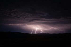 登山中に雷が来たときにまず確認したい場所別の行動