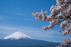 富士登山前にレンタル装備と購入装備を比較するイメージ