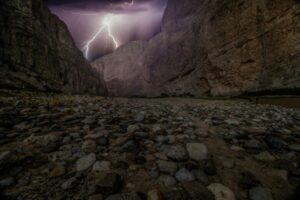 高い物体や木からの距離を保つ雷の保護範囲の考え方
