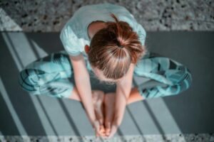 下山後のストレッチとケアの様子
