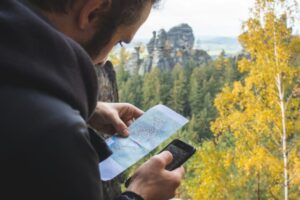 手袋をしたままスマホを操作する場面