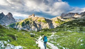 腰にウエストポーチを着けて歩く登山者