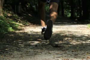 自宅でのトレーニングをイメージした運動シーン