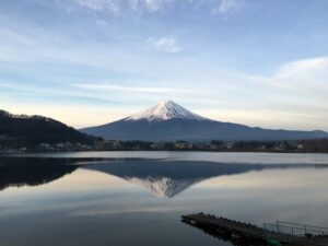 夜明けの富士山登山道を歩く登山者