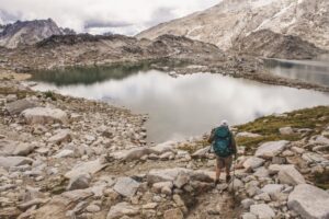 登山で腕を組むかトレッキングポールを持つか考える場面